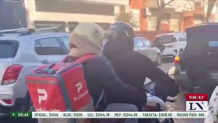 Alicia: de dia, costurera; de noche, delivery con su nieto