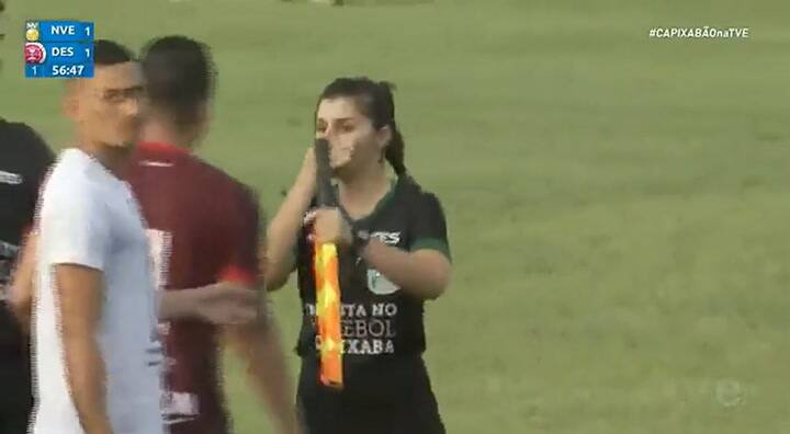 un DT le pegó un cabezazo a una jueza de línea en el fútbol brasileño y luego la acusó de victimizar