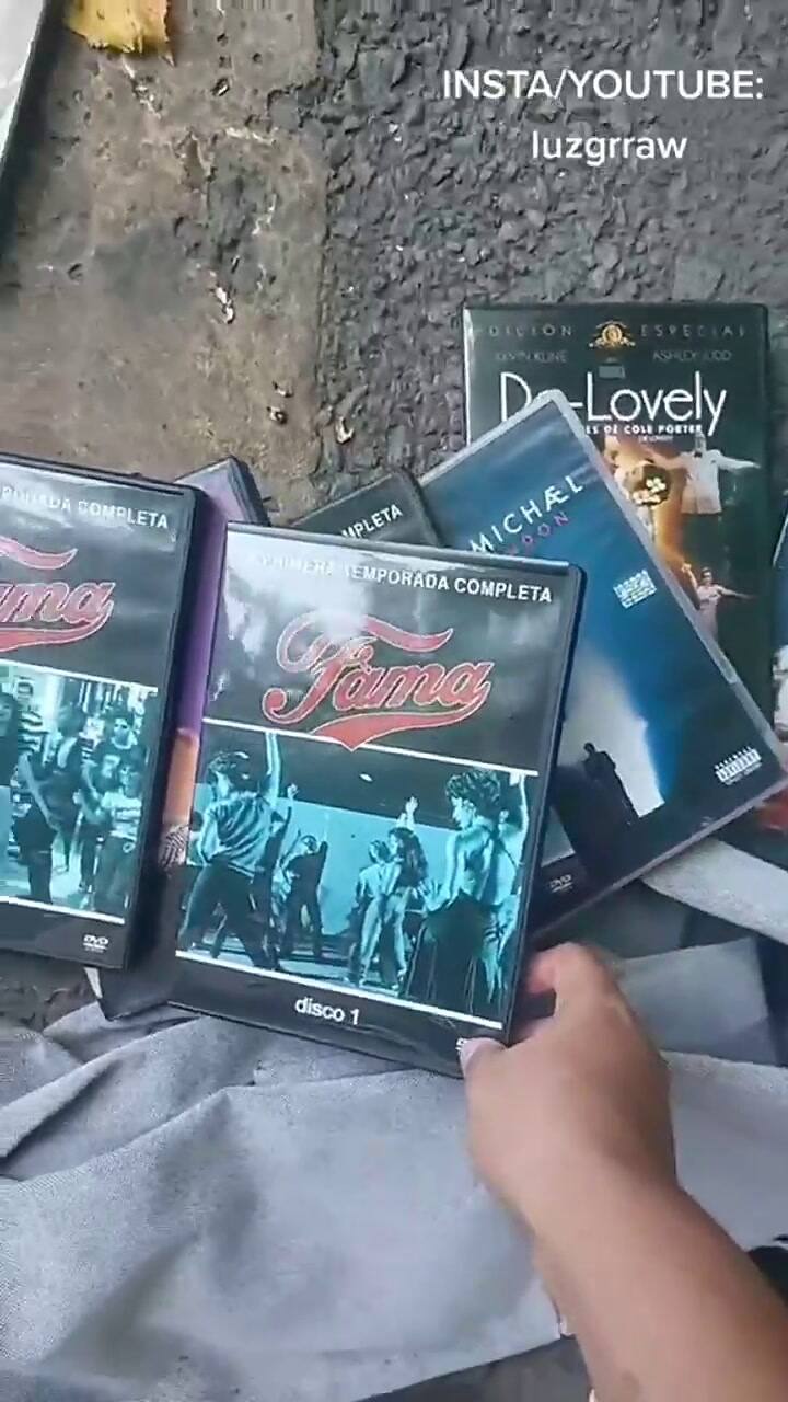 Caminaba por Palermo y se encontró con una valija con un tesoro de los ochenta