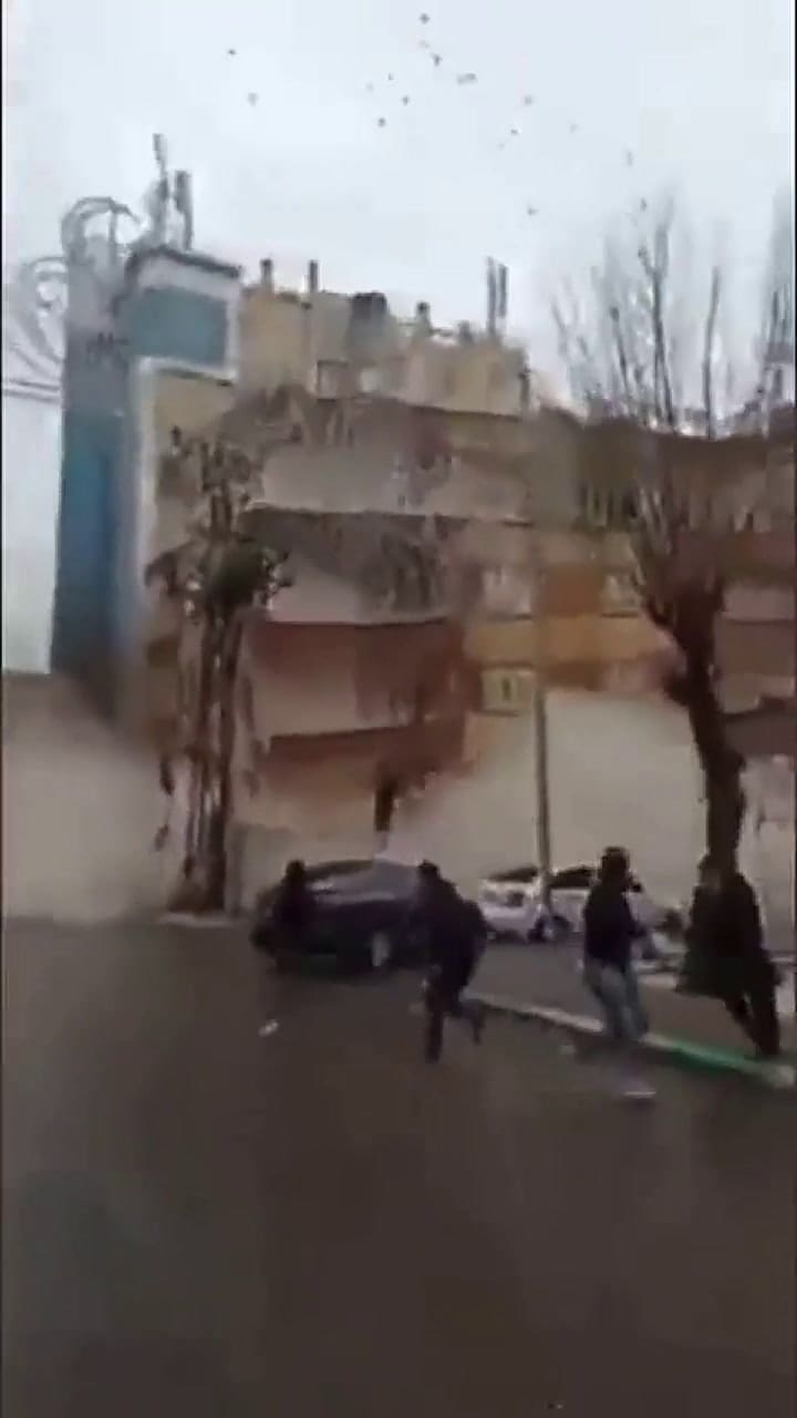 Edificio se derrumba en Turquía horas después del terremoto.