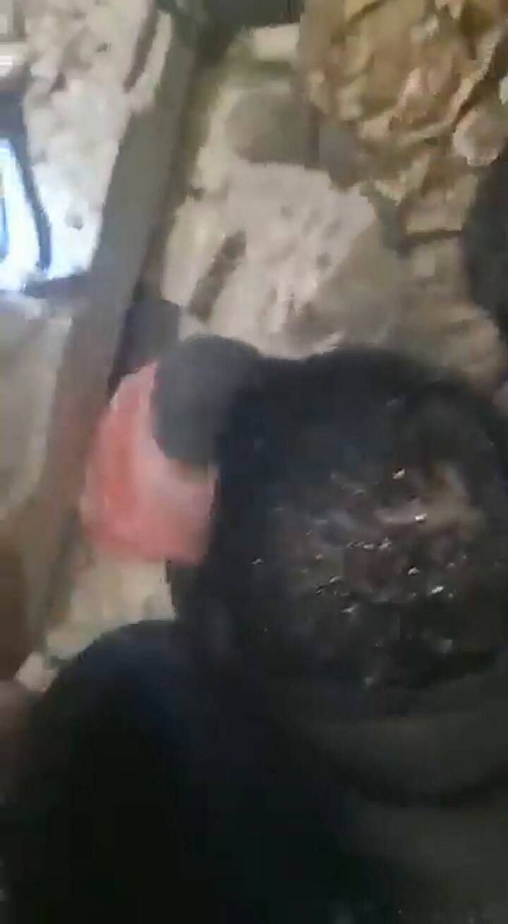 Niño rescatado entre los escombros en Turquía.