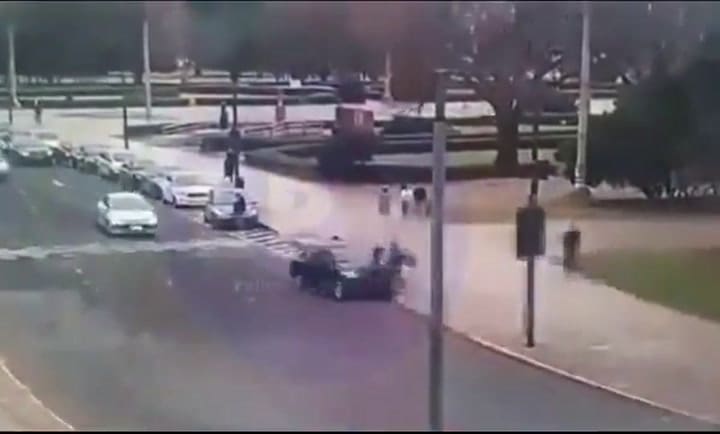 La Plata: el momento en que un automovilista atropelló a dos mujeres que limpiaban la plaza céntrica de esa ciudad
