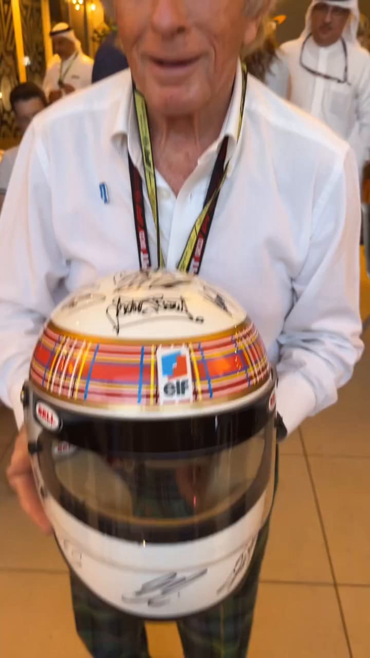 Jackie Stewart, quien lidera la organización Race Against Dementia, en homenaje a su esposa, fue quien organizó la firma solidaria del casco (Video: Instagram: @sirjackiestewart)
