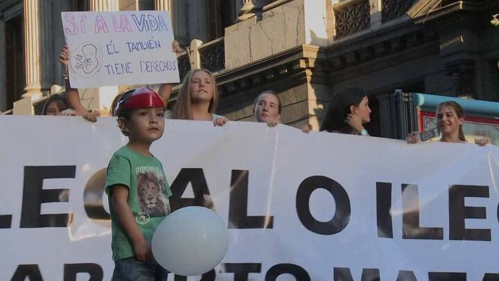 Antiabortistas argentinos marchan contra su despenalización