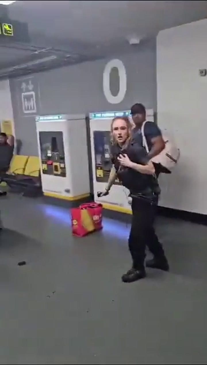 Reino Unido: un policía pateó y pisó la cabeza de un hombre durante un arresto en un aeropuerto