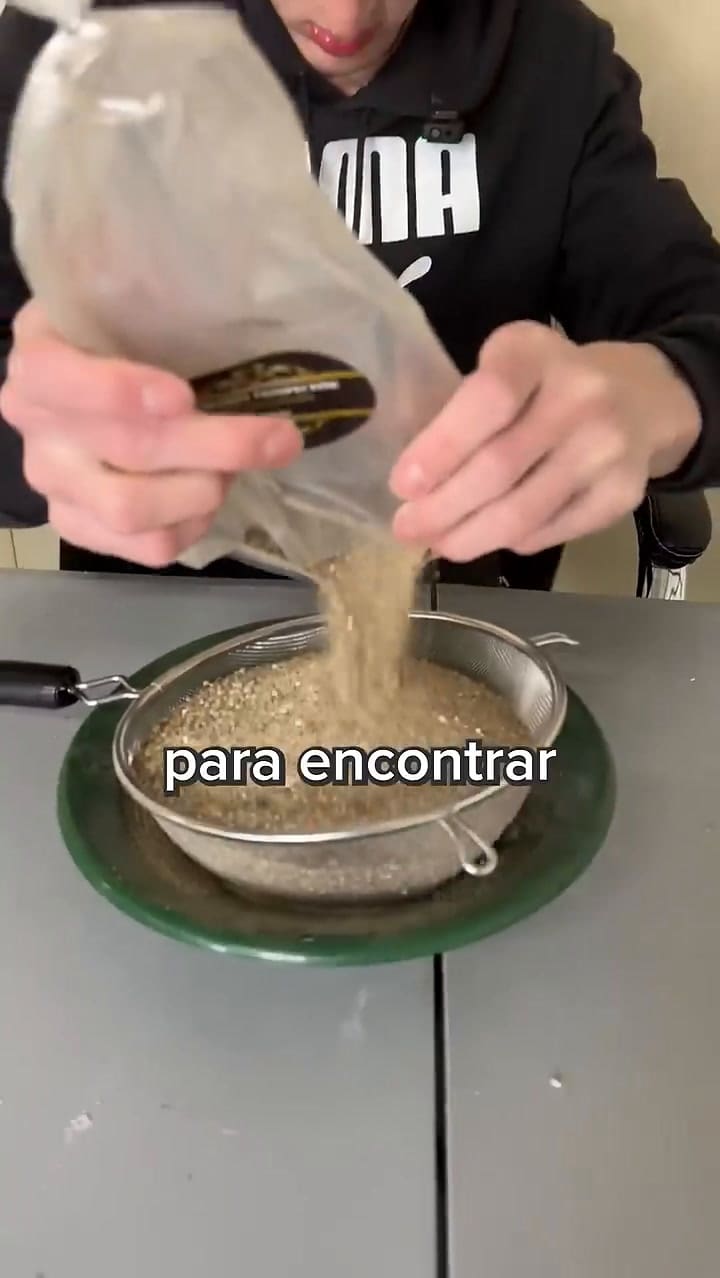 Compró una bolsa de tierra y descubrió oro en ella