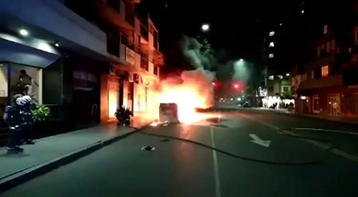 Feroz incendio en Palermo: un contenedor de basura se prendió fuego y destruyó tres autos 4
