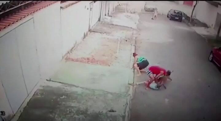 Un hombre salva a un chico de un pitbull