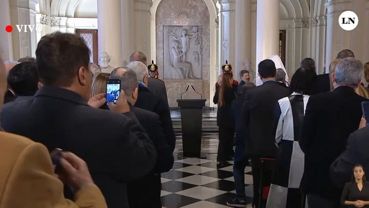 Zulemita Menem Se Emocionó Tras La Inaguración Del Busto De Su Padre, Carlos Saul Menem