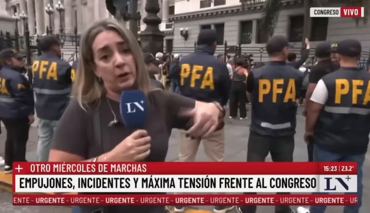Empujones, incidentes y máxima tensión frente al Congreso