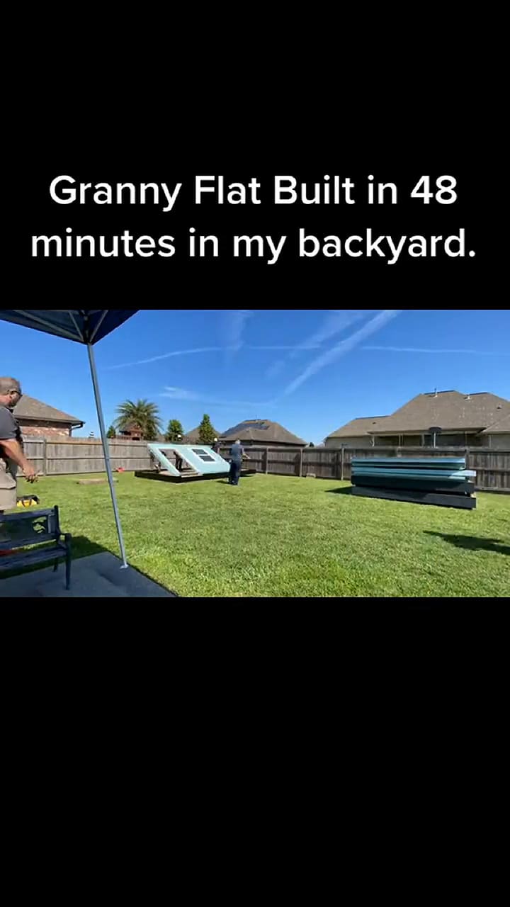 Mujer construye casa diminuta para su abuelita