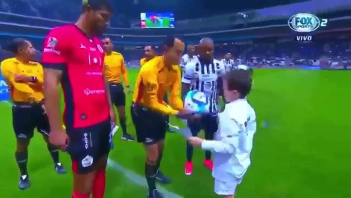 El aliento de un árbitro a un niño en la previa a un partido de la liga mexicana - Fuente: YouTube