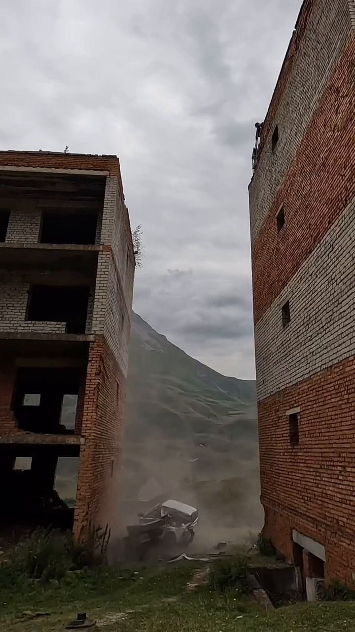 Rusia: un hombre quiso cruzar de un edificio a otro con su auto y cayó de una altura de 15 metros