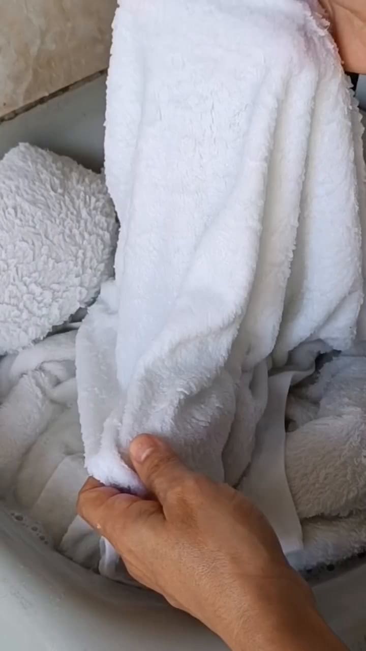 Toalhas Brancas De Doer No Olho #Donasdecasa #Limpeza #Receitasfaceis #Foryou #Produtoscaseiros #Receitascaseira #Receitascaseiras #Misturinha #Misturinhascaseiras #Produtosdelimpeza