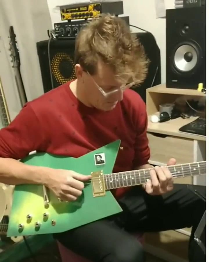 Javier Malosetti probando la GuitarArtaud