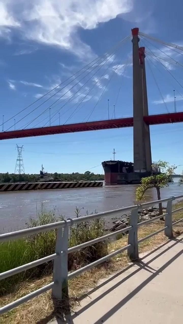 La remoción del buque en Zárate (Video 1)