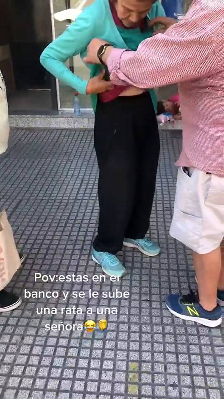 Una rata se le trepó y metió en la ropa mientras hacía la fila para el banco
