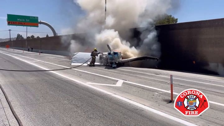 Los daños en la pequeña aeronave tras impactar duramente contra el asfalto