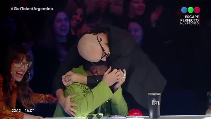 Renata recibió el botón dorado de parte de Lizi Tagliani