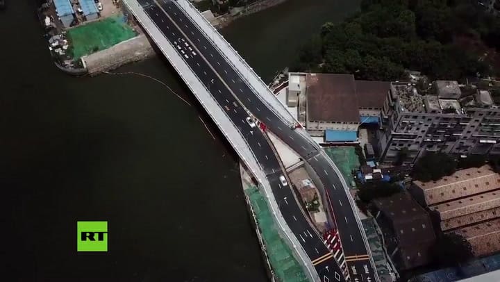 Como en Up: una mujer se negó a vender su casa y ahora vive en medio de un puente - Fuente: RT