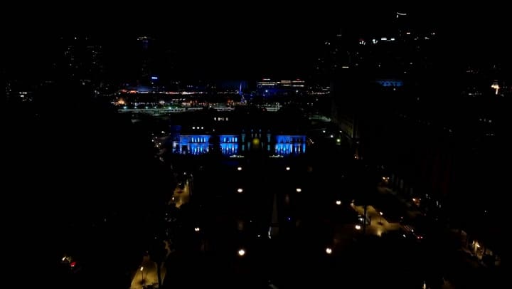 L-Gante y otros artistas cantaron el himno en honor al Día de la Restauración de la Democracia