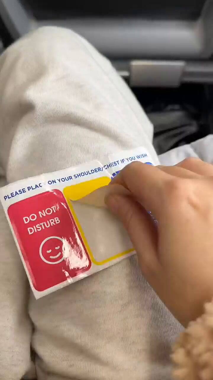 Una joven mostró la estrategia que usó para no perderse la cena mientras dormía en un vuelo