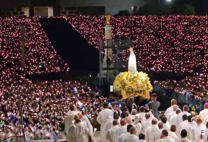 Miles de velas iluminaron el Santuario de Fátima, en Portugal