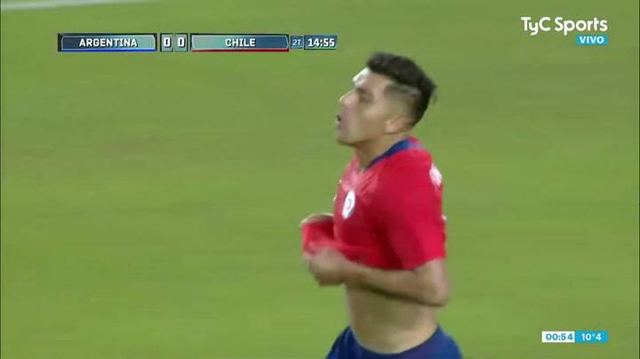 Pinares remata al travesaño