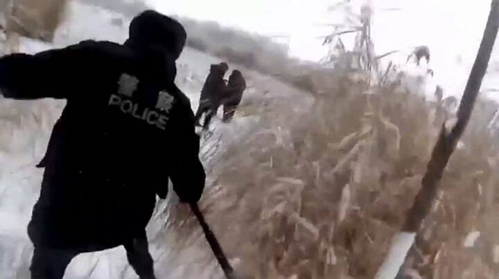 Policías salvan a un golden retriever de morir congelado - Crédito: Lad Bible