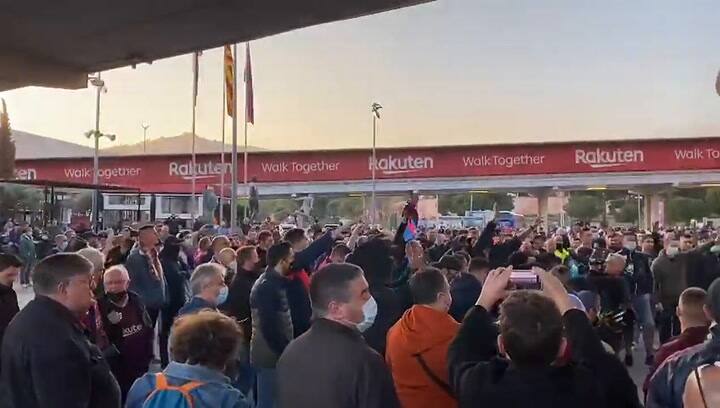 Gritos de “Laporta dimisón” por parte de algunos aficionados del FC Barcelona