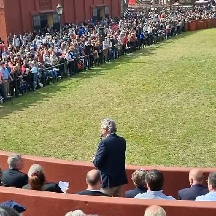 Pino devuelve una corbata