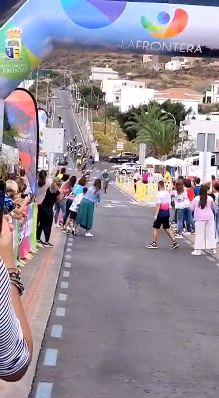 Cicista con traumatismo de cráneo por una mujer que se cruzó en la llegada de una carrera