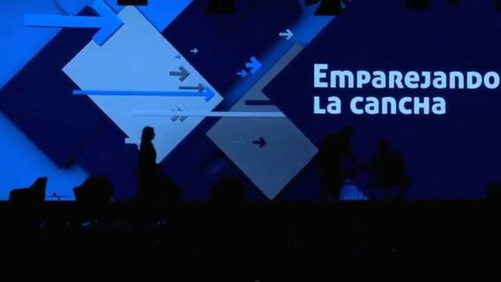 La exposición de Leandro Cuccioli en el Coloquio IDEA - Fuente: IDEA