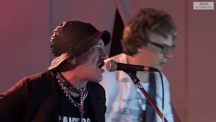 La historia de vida del Padre César, el cura rockero de Villa Luro