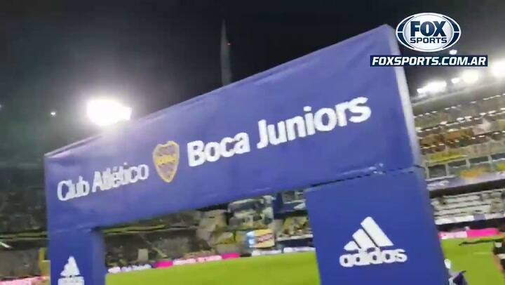 La hinchada palpita el comienzo del partido y explota en ovación a El Diego - Fuente: FoxSports