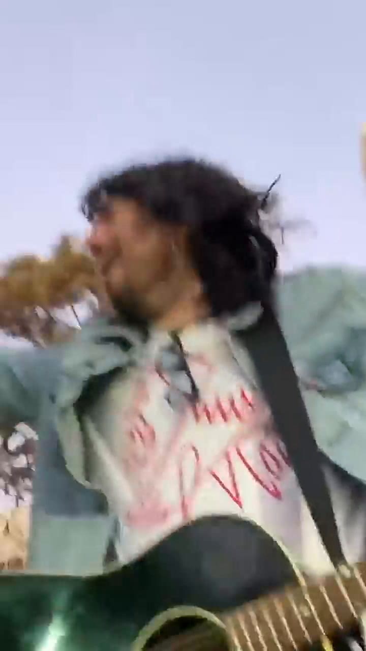 Los fans de Conociendo Rusia le regalaron figuritas a Mateo Sujatovich en la calle