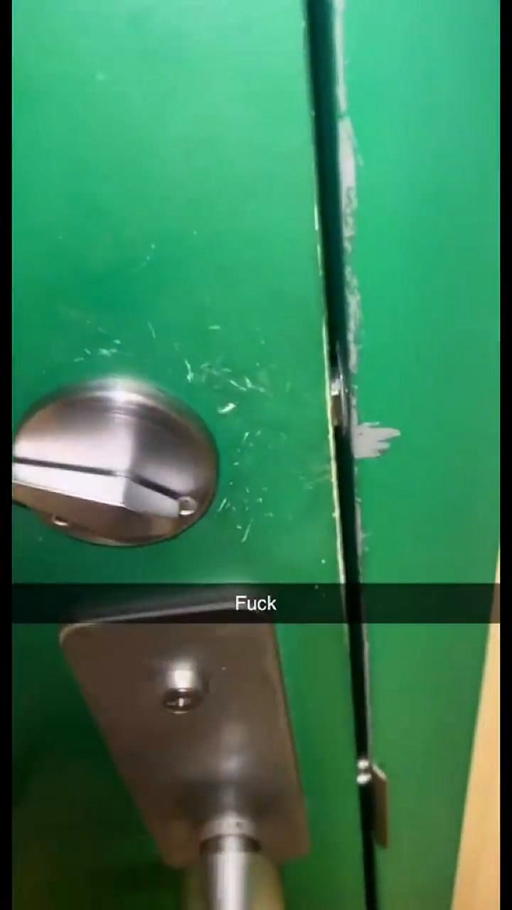 Un joven mostró cómo se quedó atrapado en un baño