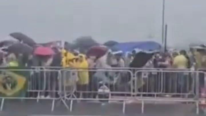 Susto en Brasil durante una manifestación a favor de Bolsonaro: cayó un rayo y 30 personas fueron heridas