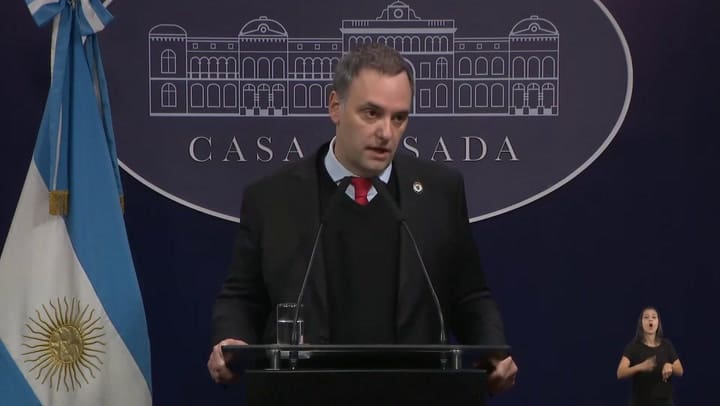 Manuel Adorni anticipó la eliminación del asueto por el Día del Trabajador del Estado