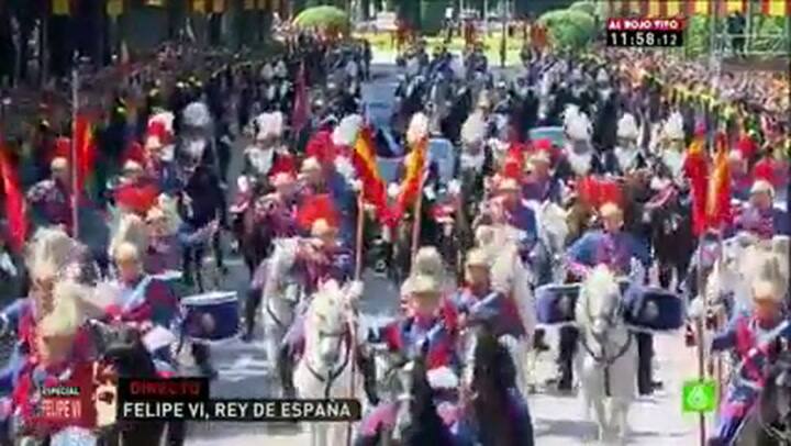 Los reyes recorren las calles de Madrid en un Rolls Royce descapotable