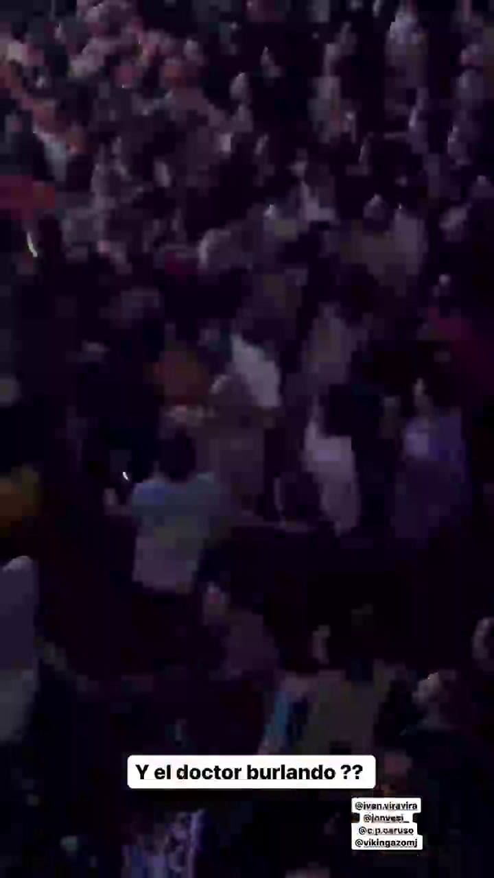 El video de Fernando Burlando descontrolado: hizo pogo en un recital de rock y Barby Franco quedó im