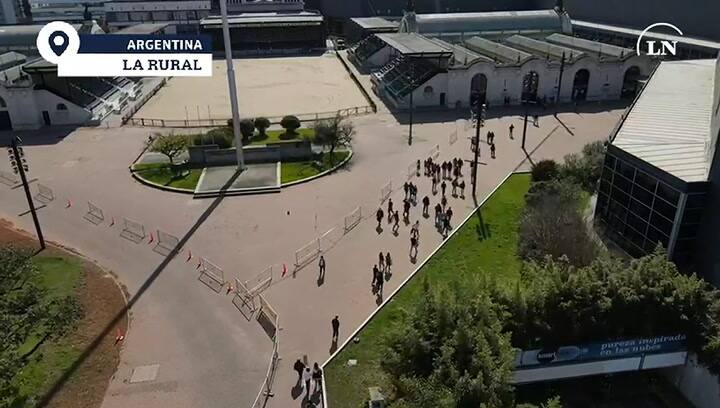 Extensas filas para votar en distintos lugares de la Ciudad de Buenos Aires