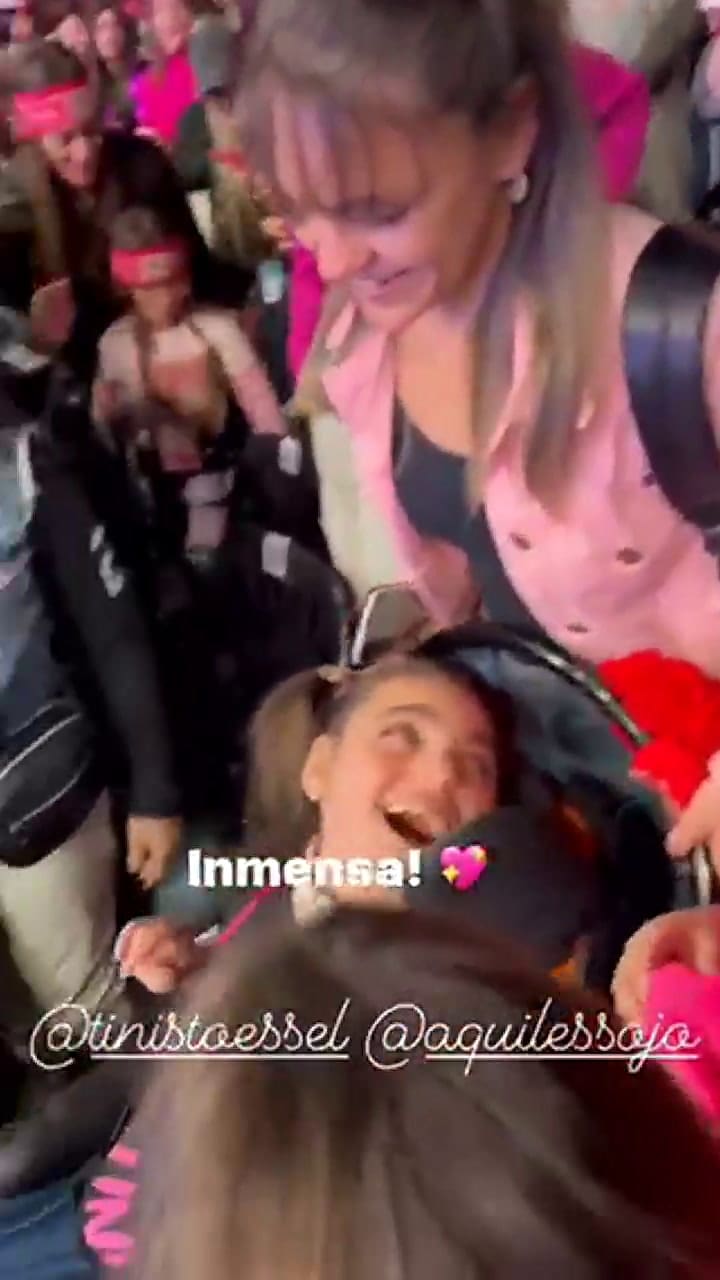 Tini Stoessel paralizó su show para saludar a una pequeña fan.