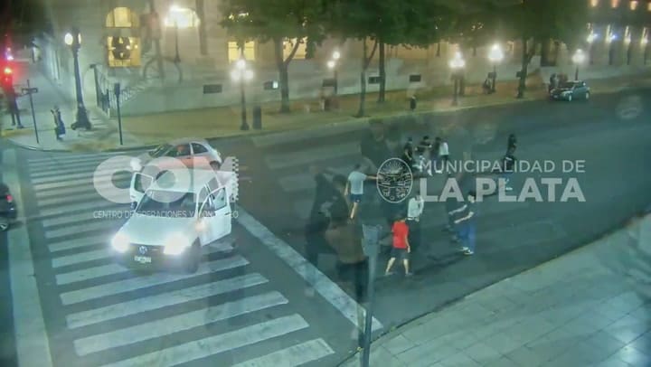 Pelea en plena avenida de La Plata tras la denuncia por el robo de un celular