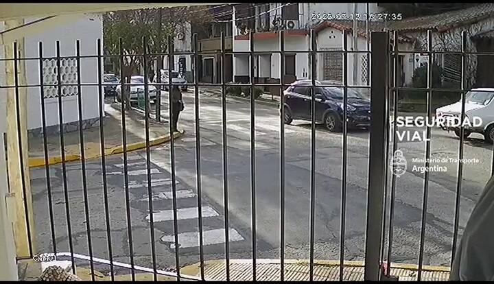 San Fernando: chocó, se bajó de la camioneta con un hacha y destrozó el auto de una mujer