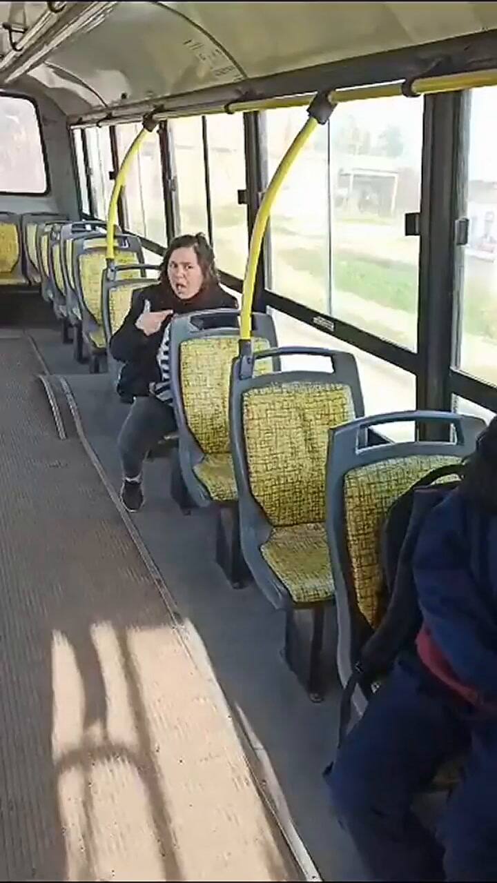 Moreno: un chofer intentó detener una pelea entre dos pasajeras y un tercero le tiró gas pimienta