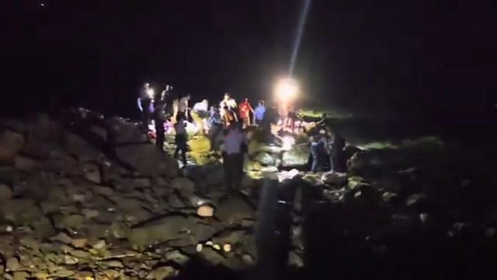 Las fuerzas de rescate trabajan en la orilla del mar con la intención de encontrar sobrevivientes