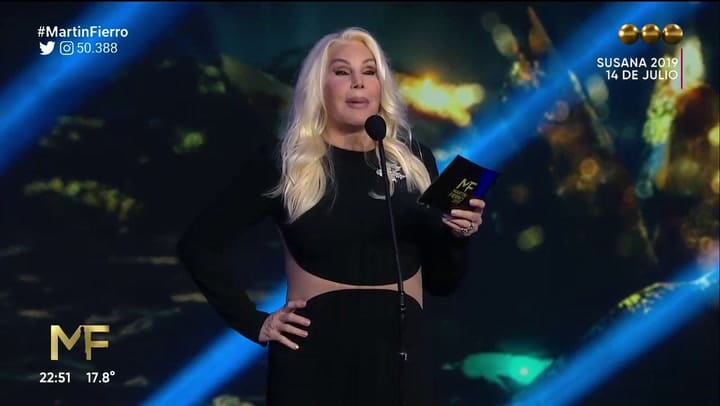 Susana Giménez entrega el Martín Fierro Especial Marcelo Tinelli