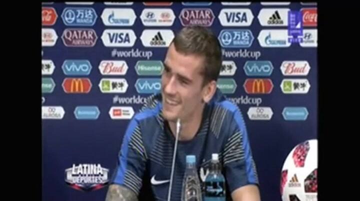 Griezmann dio una conferencia de prensa envuelto en la bandera de Uruguay