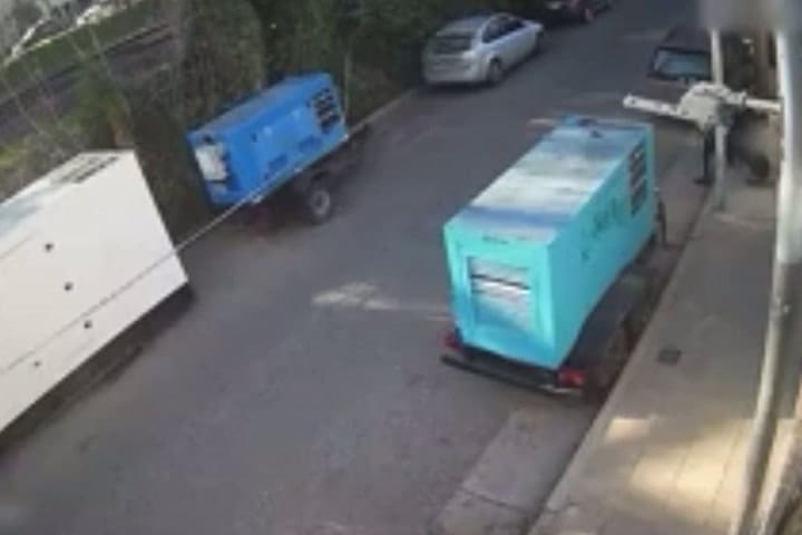 (GIF) Quiso llevarse un rodado de alta gama, pero era tan grande que se le caía